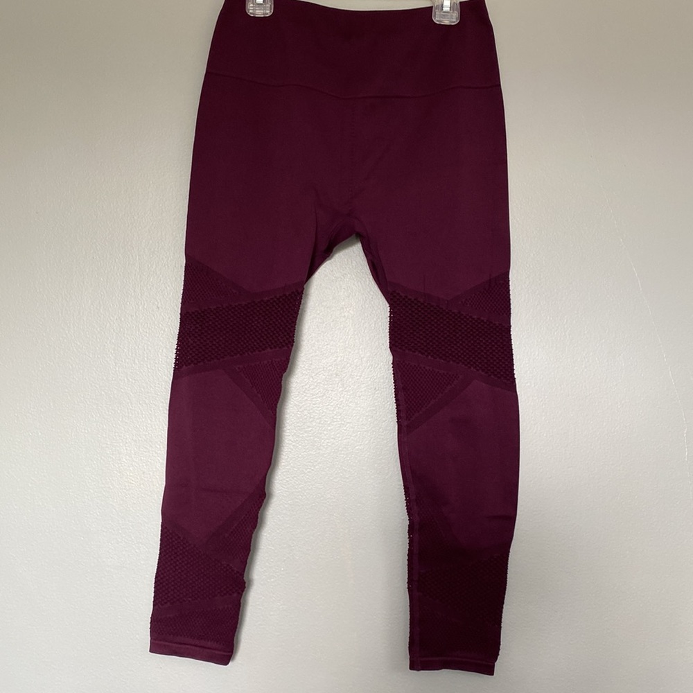 EUC Fabletics pants mesh sections on legs, burgundy size medium